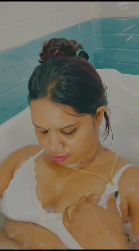 mallu hot Aswathy bathing naked in bathtub