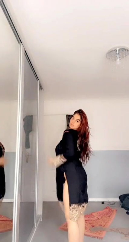 Pakistani sex maal removing salwar suit to nude