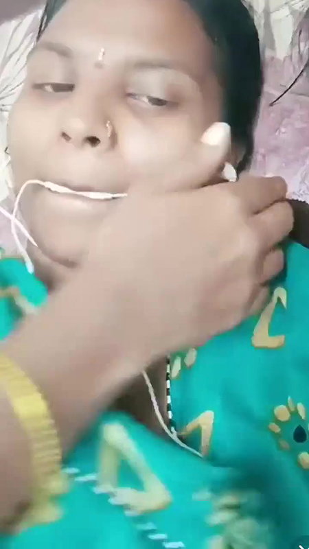 horny Tamil sex GF naked boob showing to lover
