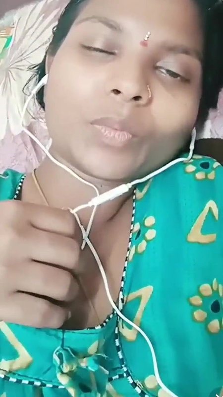horny Tamil sex GF naked boob showing to lover
