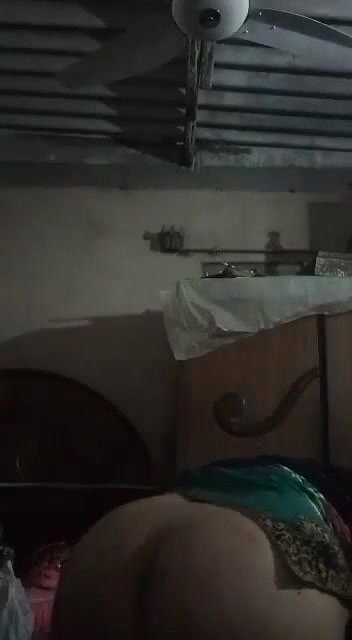 Pakistani sex aunty showing huge melons and pussy