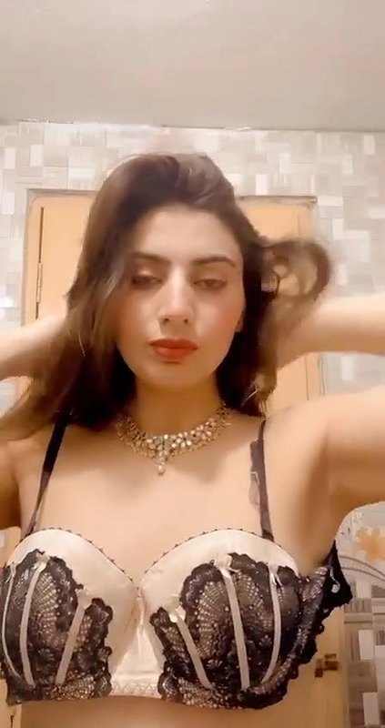 Pakistani sex office girl showing her juicy boobs