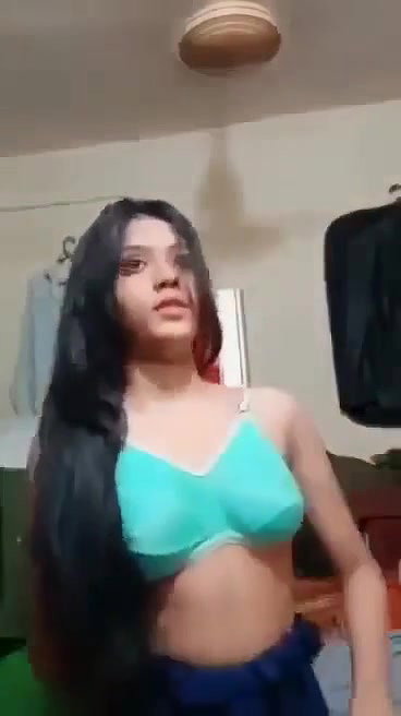 gorgeous Mumbai girl viral nude show for lover