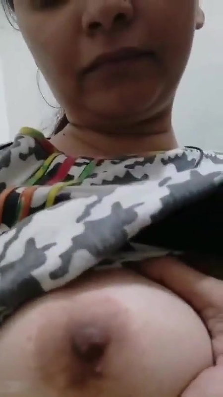 Beautiful Pakistani girl boob show selfie leaked