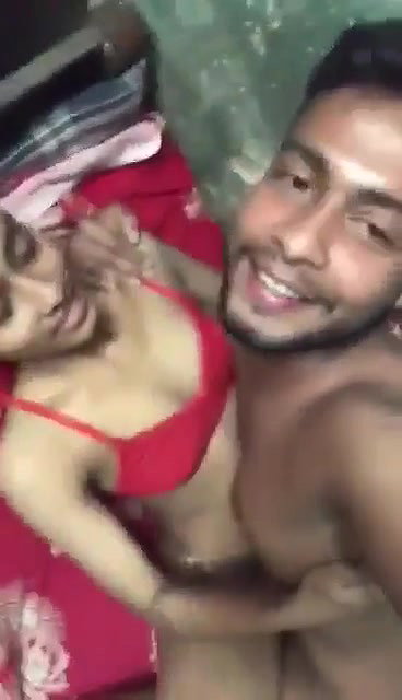 Desi lovers making their fuck video on mobile cam