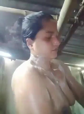 cute Bengali bhabhi nude bath video for lover