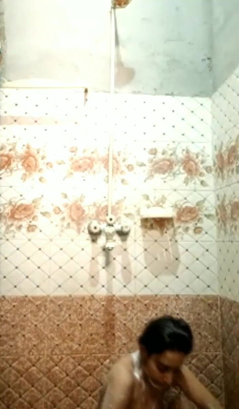 Pakistani girl nude bath viral show for lover