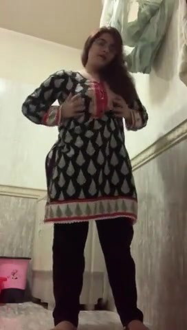 MILF naked Indian fingering viral bathroom show
