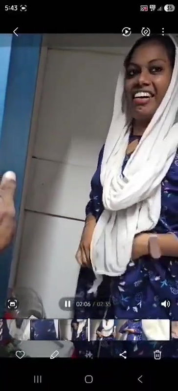 DESI SHY GF SHOWING BOOBS IN CHANGING ROOM