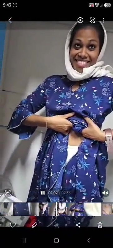 DESI SHY GF SHOWING BOOBS IN CHANGING ROOM