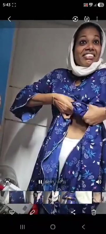 DESI SHY GF SHOWING BOOBS IN CHANGING ROOM