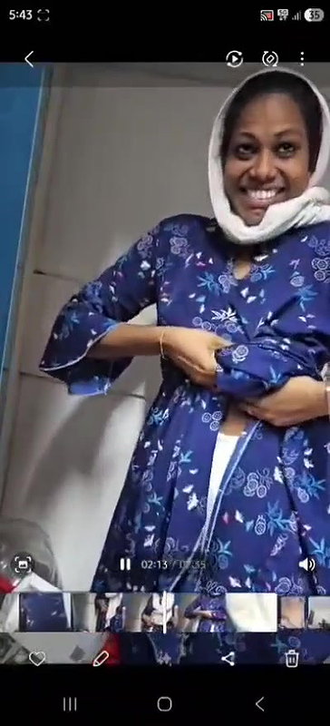 DESI SHY GF SHOWING BOOBS IN CHANGING ROOM