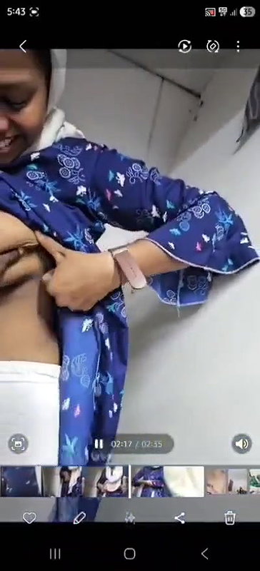 DESI SHY GF SHOWING BOOBS IN CHANGING ROOM