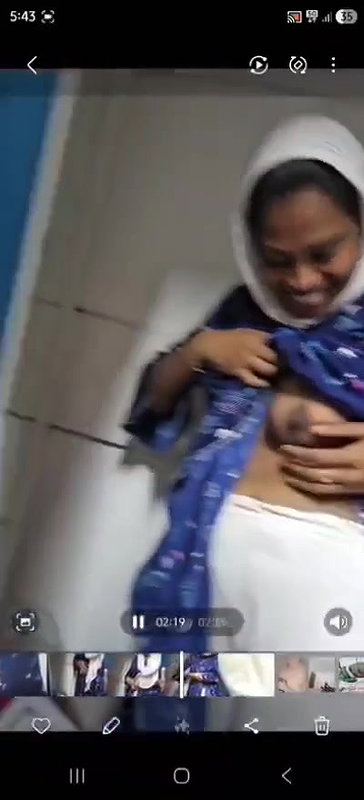 DESI SHY GF SHOWING BOOBS IN CHANGING ROOM