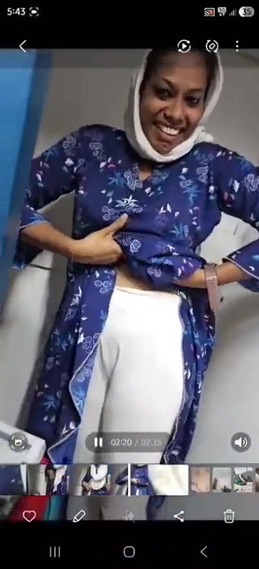 DESI SHY GF SHOWING BOOBS IN CHANGING ROOM