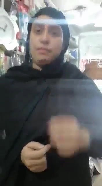 Pakistani sex lady boobs show to shopkeeper MMS