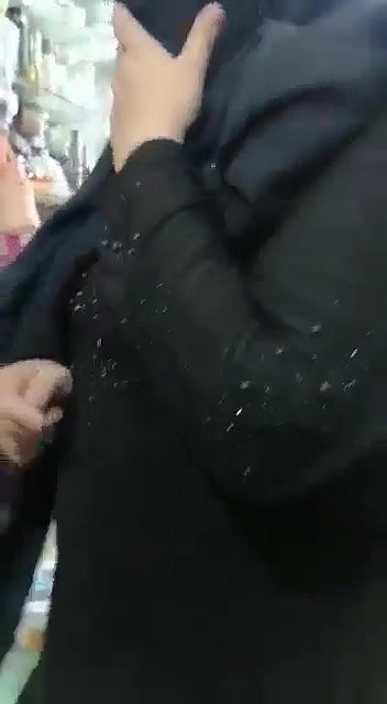 Pakistani sex lady boobs show to shopkeeper MMS