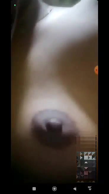 GF exposing nude body curves on selfie cam