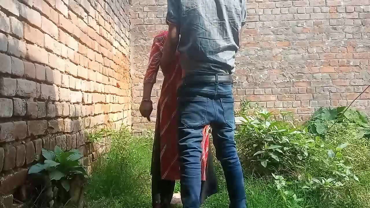 Indian outdoor xxx standing doggy sex of lovers