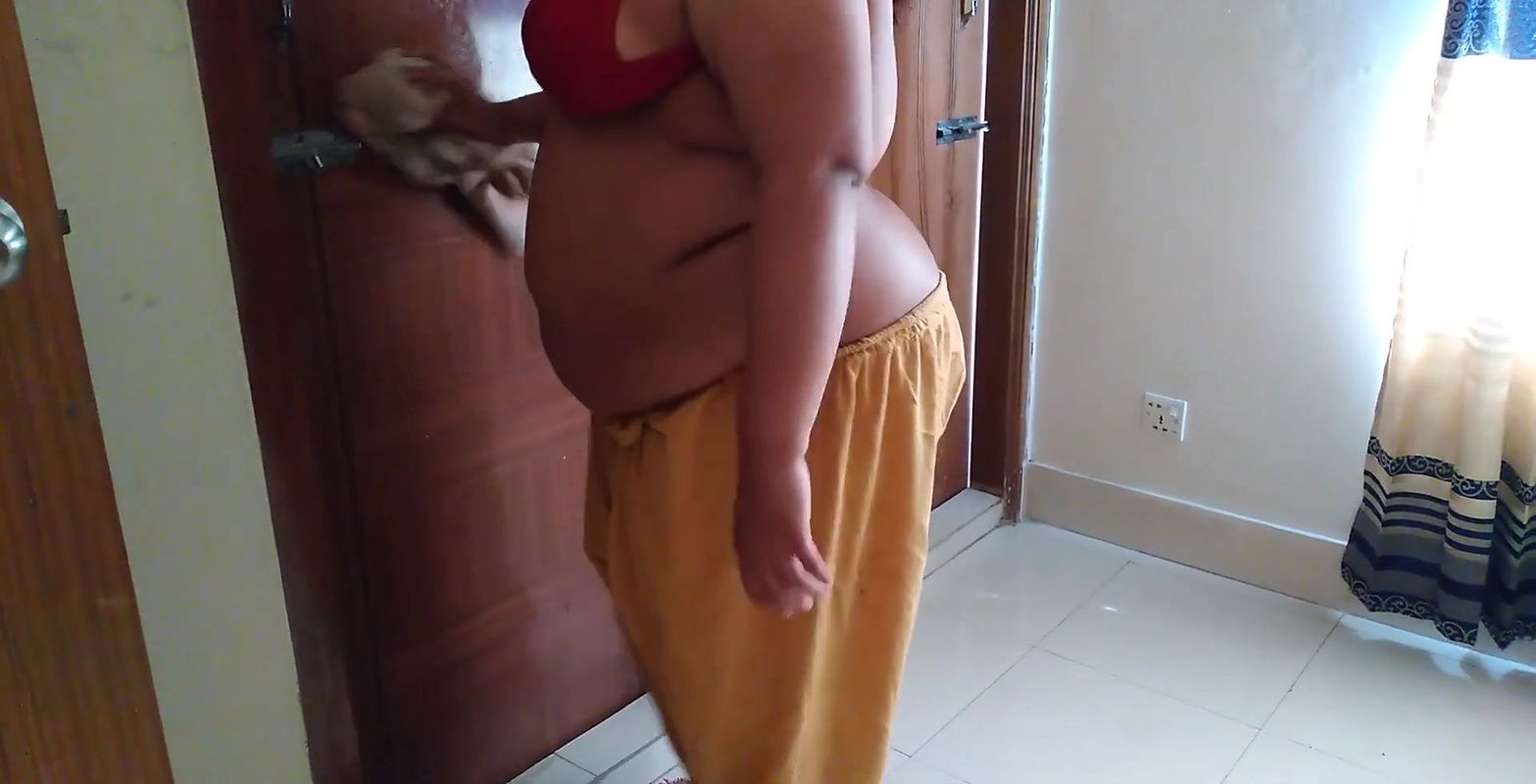 z  Tamil naukrani ghar ki safai karate hai jabki malik ka beta ata hai aur uski mast chudai (Desi sexy maid rough fuck)