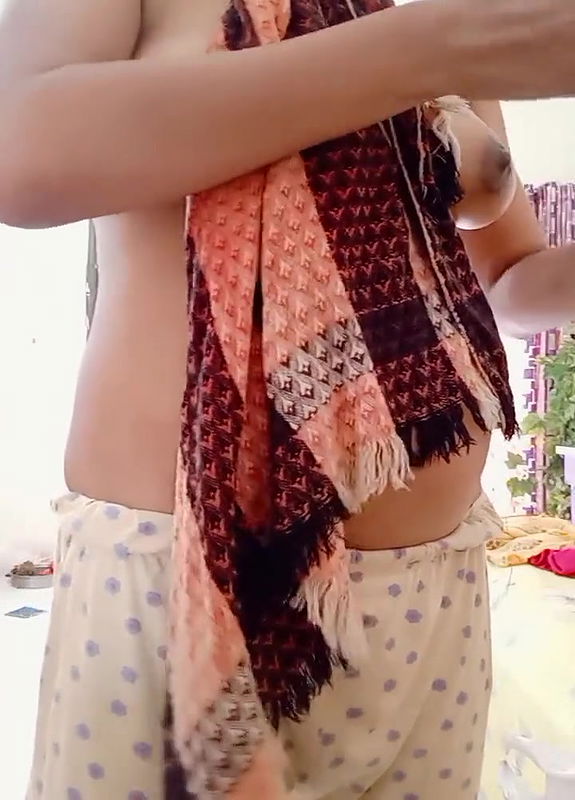 Tamil sexy aunty after shower sexy body in towel secret mms