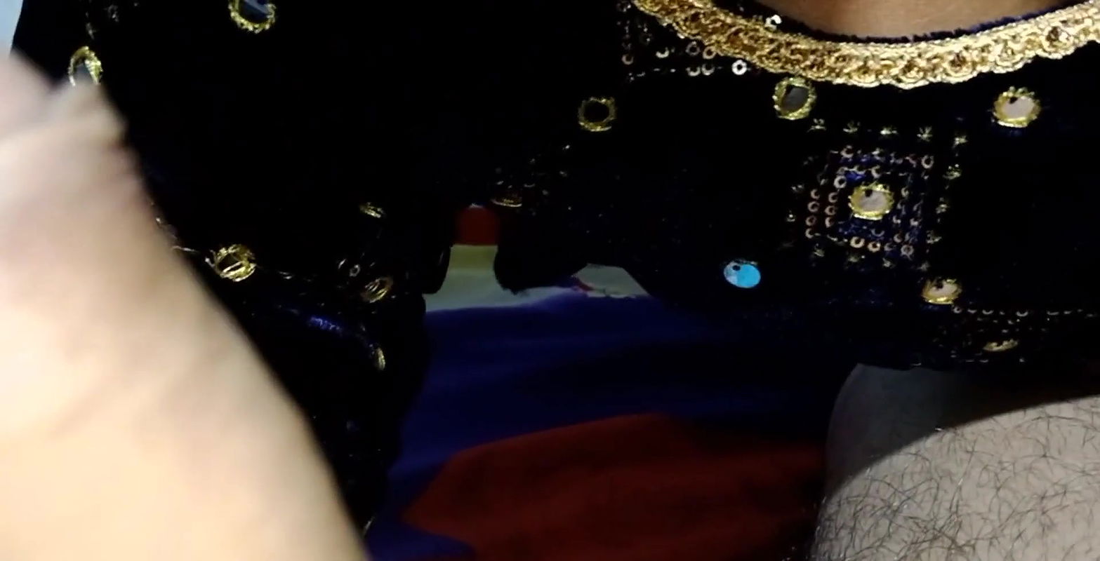 Xxx pados wali geeta ne bahut dino bad land dekha dek hi tut padi mere land pr mujhe akela dekh k mera land chus leya