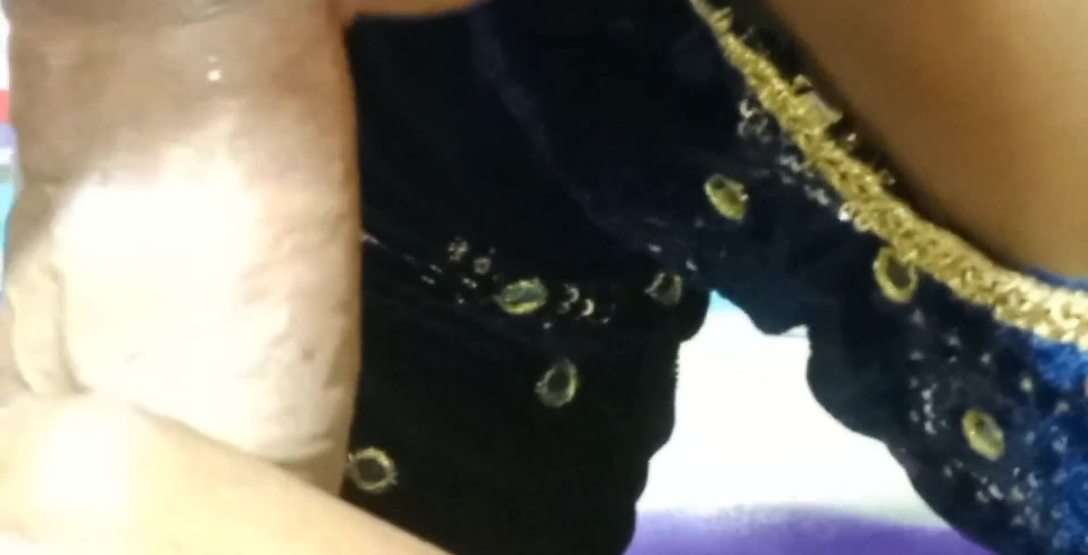 Xxx pados wali geeta ne bahut dino bad land dekha dek hi tut padi mere land pr mujhe akela dekh k mera land chus leya