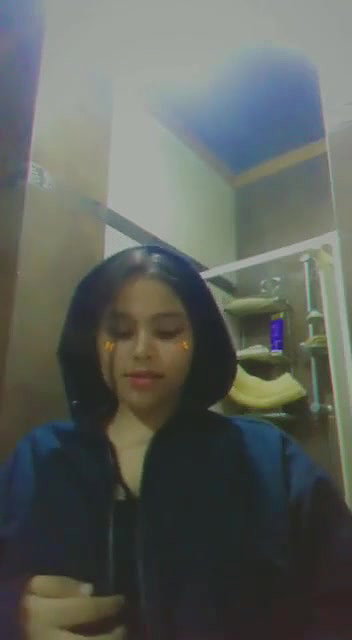 Pakistani girl in Gulf showing round big boobs