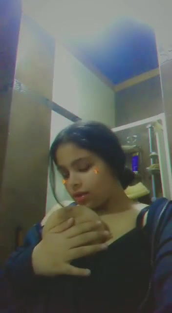 Pakistani girl in Gulf showing round big boobs
