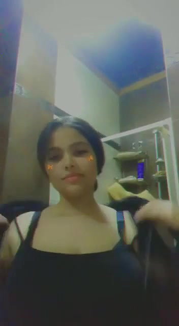 Pakistani girl in Gulf showing round big boobs