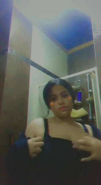 Pakistani girl in Gulf showing round big boobs