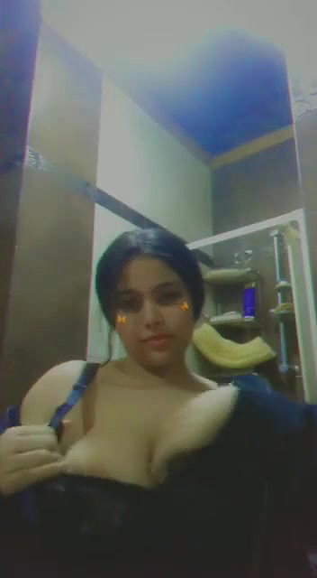 Pakistani girl in Gulf showing round big boobs