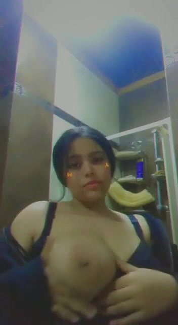 Pakistani girl in Gulf showing round big boobs