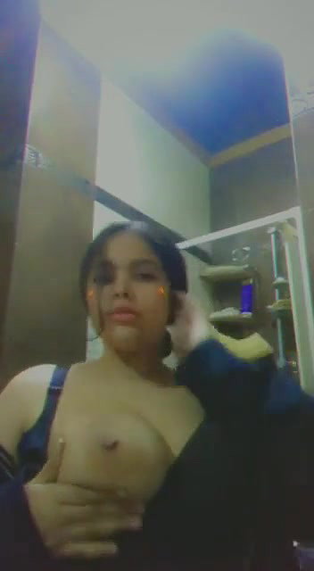 Pakistani girl in Gulf showing round big boobs