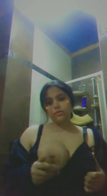 Pakistani girl in Gulf showing round big boobs