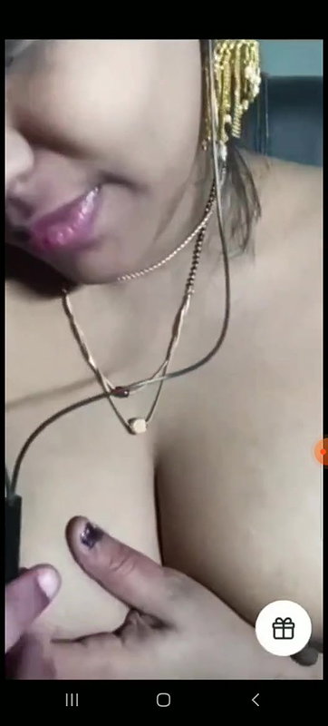 Telugu aunty big boobs shown with blouse open