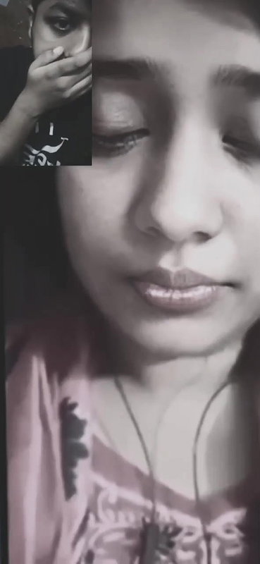 girlfriend boobs show to lover on viral live call