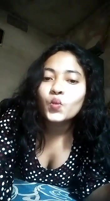 Indian girlfriend boobs show viral topless clip
