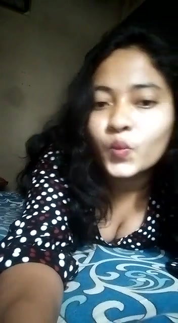 Indian girlfriend boobs show viral topless clip