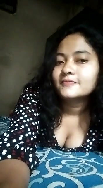 Indian girlfriend boobs show viral topless clip