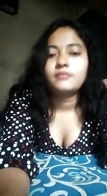 Indian girlfriend boobs show viral topless clip