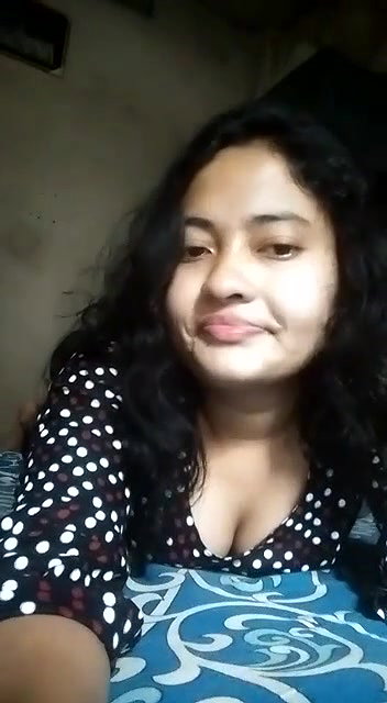 Indian girlfriend boobs show viral topless clip