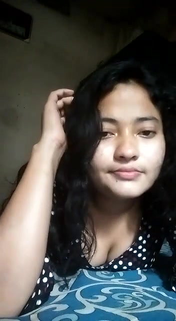 Indian girlfriend boobs show viral topless clip