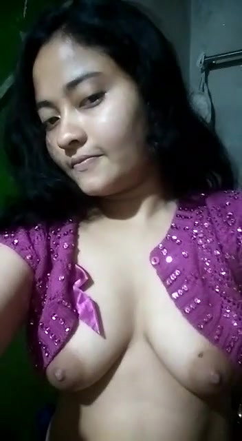 Indian girlfriend boobs show viral topless clip