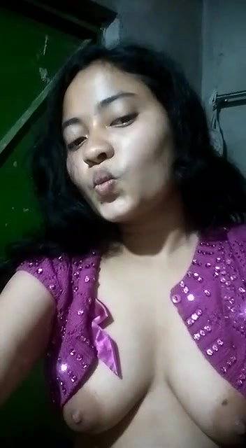 Indian girlfriend boobs show viral topless clip