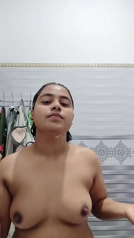beautiful pakistani chubby girl bathing nude
