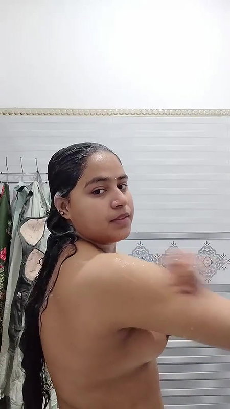 beautiful pakistani chubby girl bathing nude