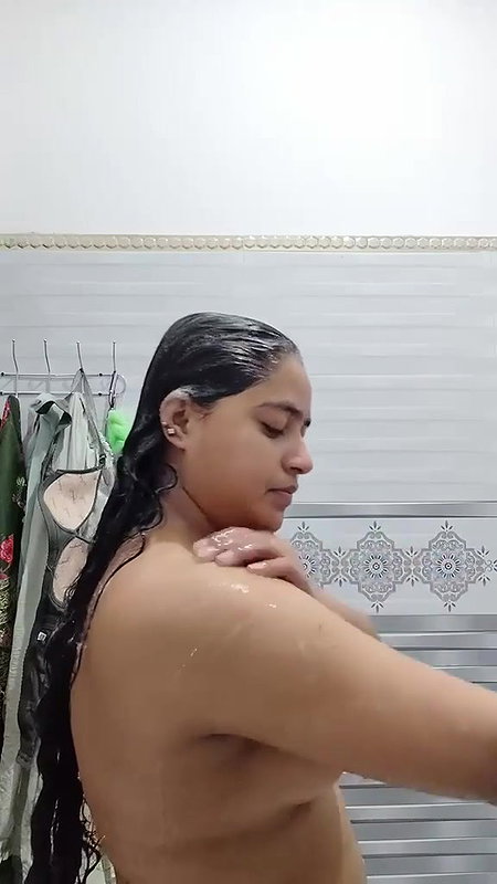 beautiful pakistani chubby girl bathing nude