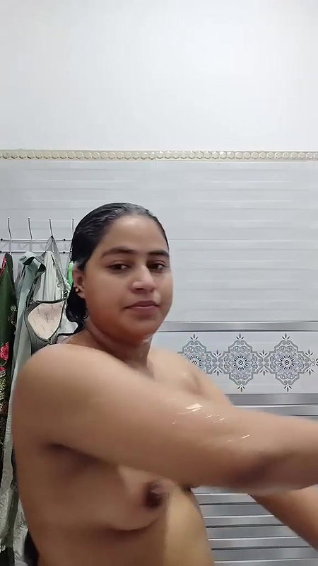 beautiful pakistani chubby girl bathing nude