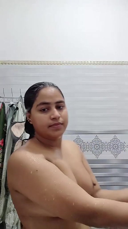 beautiful pakistani chubby girl bathing nude
